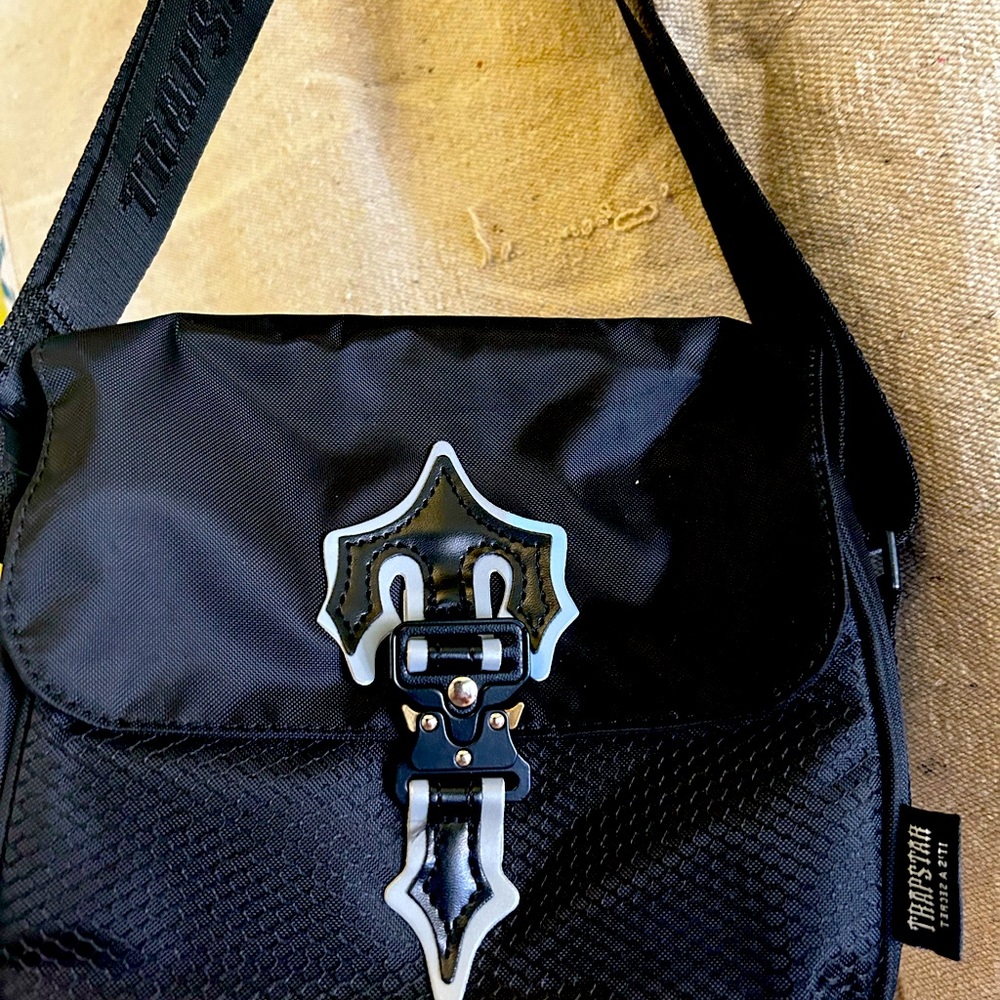 TRAPSTAR IRONGATE CHESTBAG GREY